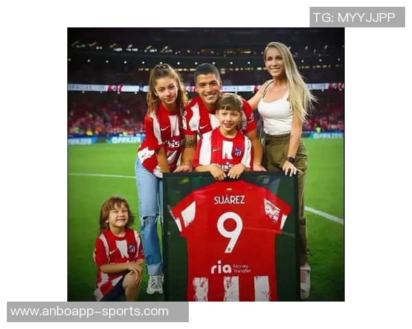 苏亚雷斯分享温馨圣诞合照女儿成焦点祝大家节日快乐